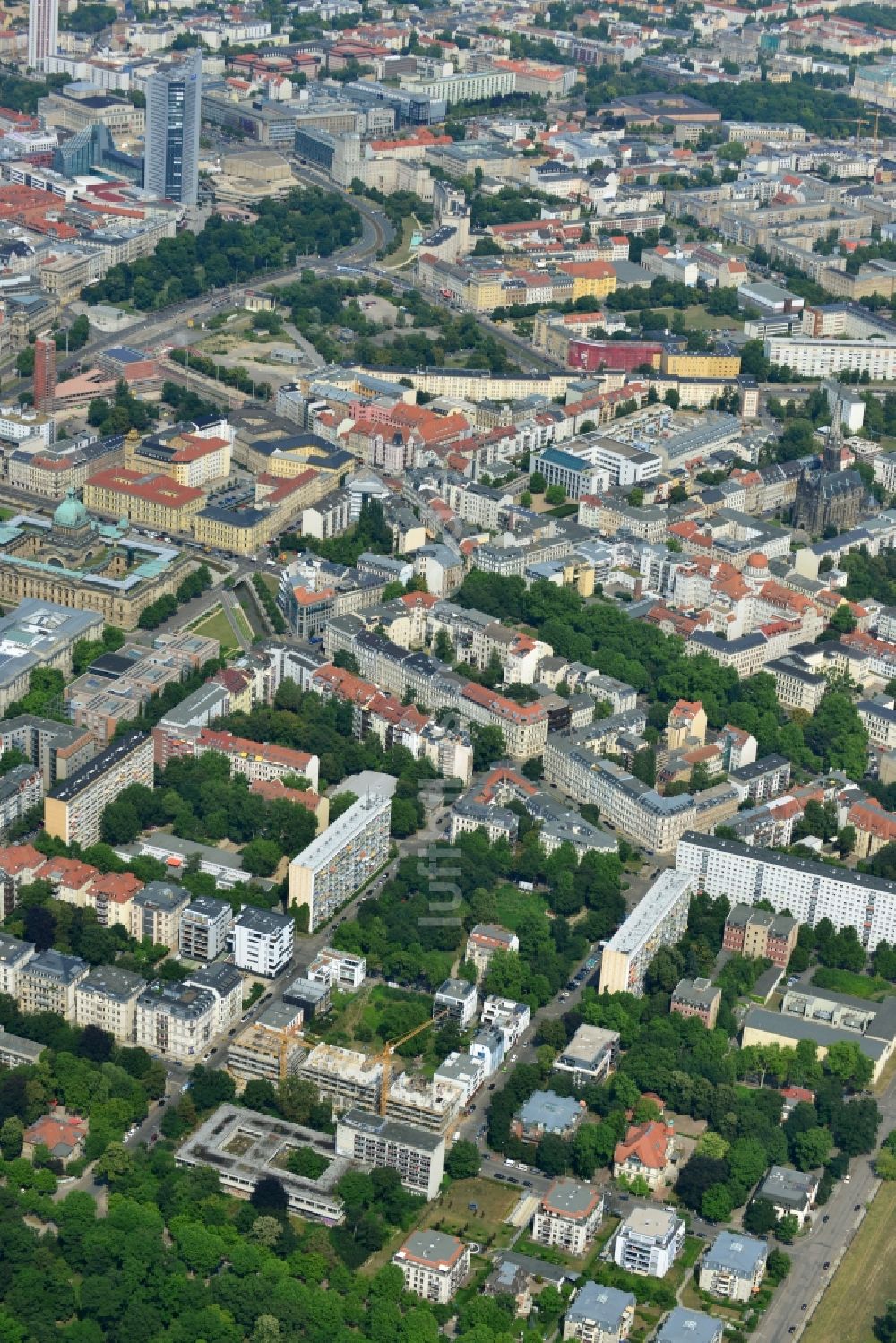 Leipzig aus der Vogelperspektive: Neubau- Wohnanlage mit modernen Stadthäusern und Mehrfamilienhäusern am Clara-Zetkin-Park in Leipzig im Bundesland Sachsen