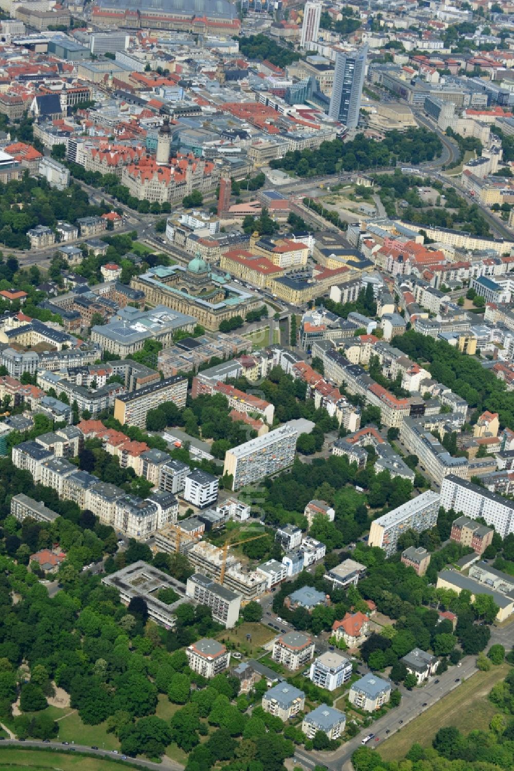 Luftbild Leipzig - Neubau- Wohnanlage mit modernen Stadthäusern und Mehrfamilienhäusern am Clara-Zetkin-Park in Leipzig im Bundesland Sachsen