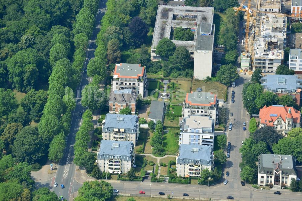 Leipzig von oben - Neubau- Wohnanlage mit modernen Stadthäusern und Mehrfamilienhäusern am Clara-Zetkin-Park in Leipzig im Bundesland Sachsen