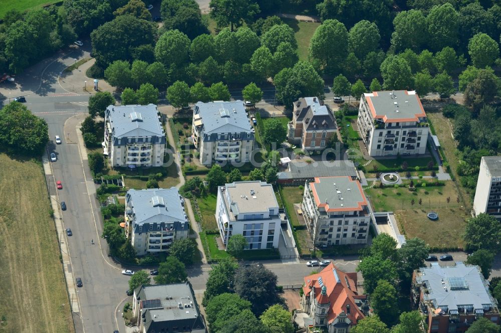 Leipzig von oben - Neubau- Wohnanlage mit modernen Stadthäusern und Mehrfamilienhäusern am Clara-Zetkin-Park in Leipzig im Bundesland Sachsen