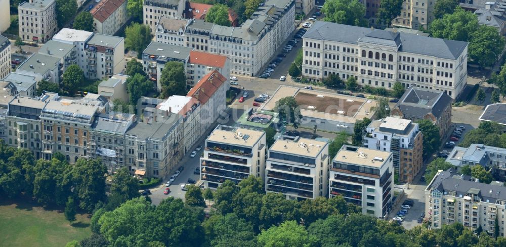 Leipzig aus der Vogelperspektive: Neubau- Wohnanlage mit modernen Stadthäusern und Mehrfamilienhäusern am Clara-Zetkin-Park in Leipzig im Bundesland Sachsen