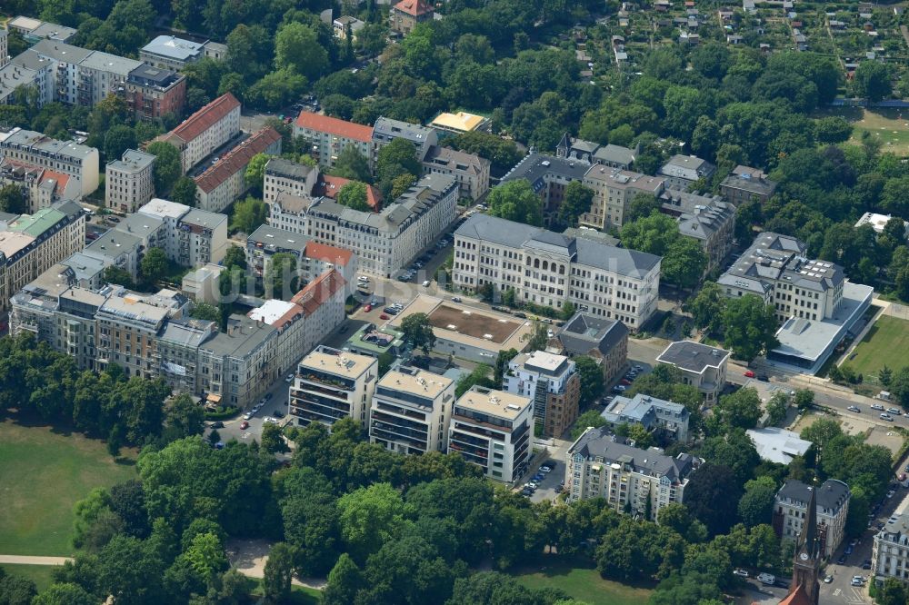 Luftbild Leipzig - Neubau- Wohnanlage mit modernen Stadthäusern und Mehrfamilienhäusern am Clara-Zetkin-Park in Leipzig im Bundesland Sachsen