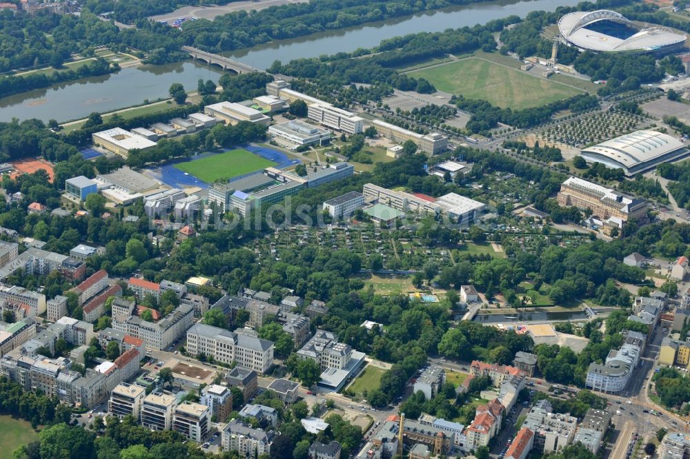 Luftaufnahme Leipzig - Neubau- Wohnanlage mit modernen Stadthäusern und Mehrfamilienhäusern am Clara-Zetkin-Park in Leipzig im Bundesland Sachsen