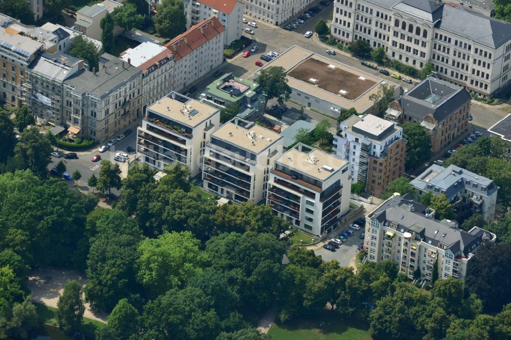 Leipzig von oben - Neubau- Wohnanlage mit modernen Stadthäusern und Mehrfamilienhäusern am Clara-Zetkin-Park in Leipzig im Bundesland Sachsen