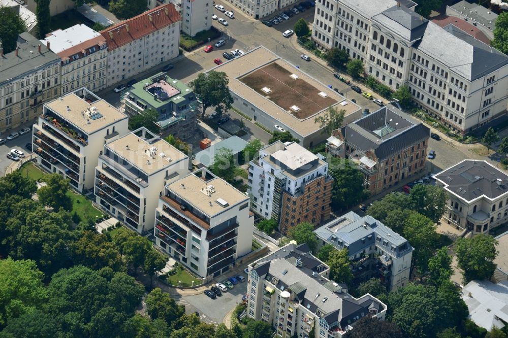 Leipzig aus der Vogelperspektive: Neubau- Wohnanlage mit modernen Stadthäusern und Mehrfamilienhäusern am Clara-Zetkin-Park in Leipzig im Bundesland Sachsen