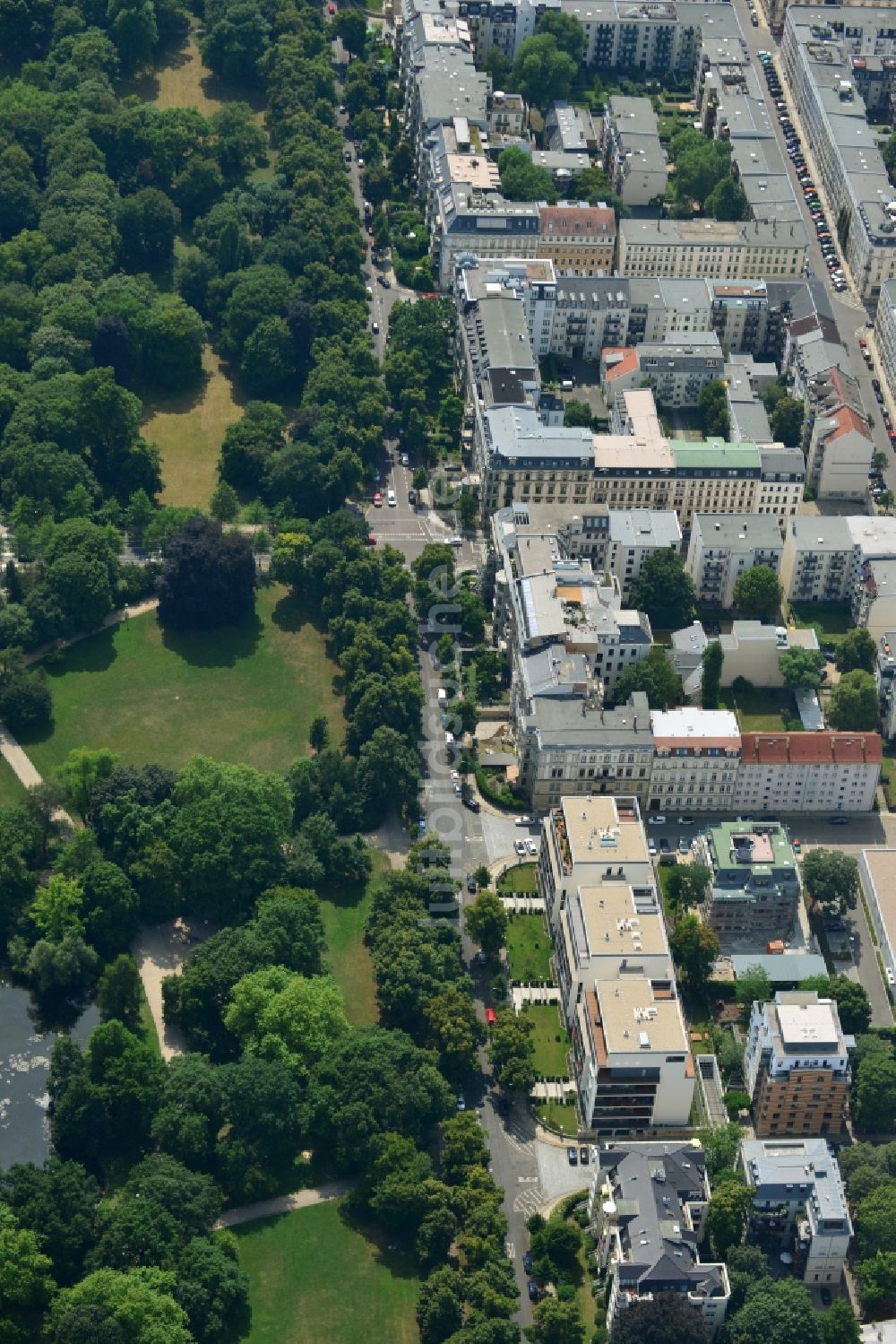 Luftbild Leipzig - Neubau- Wohnanlage mit modernen Stadthäusern und Mehrfamilienhäusern am Clara-Zetkin-Park in Leipzig im Bundesland Sachsen