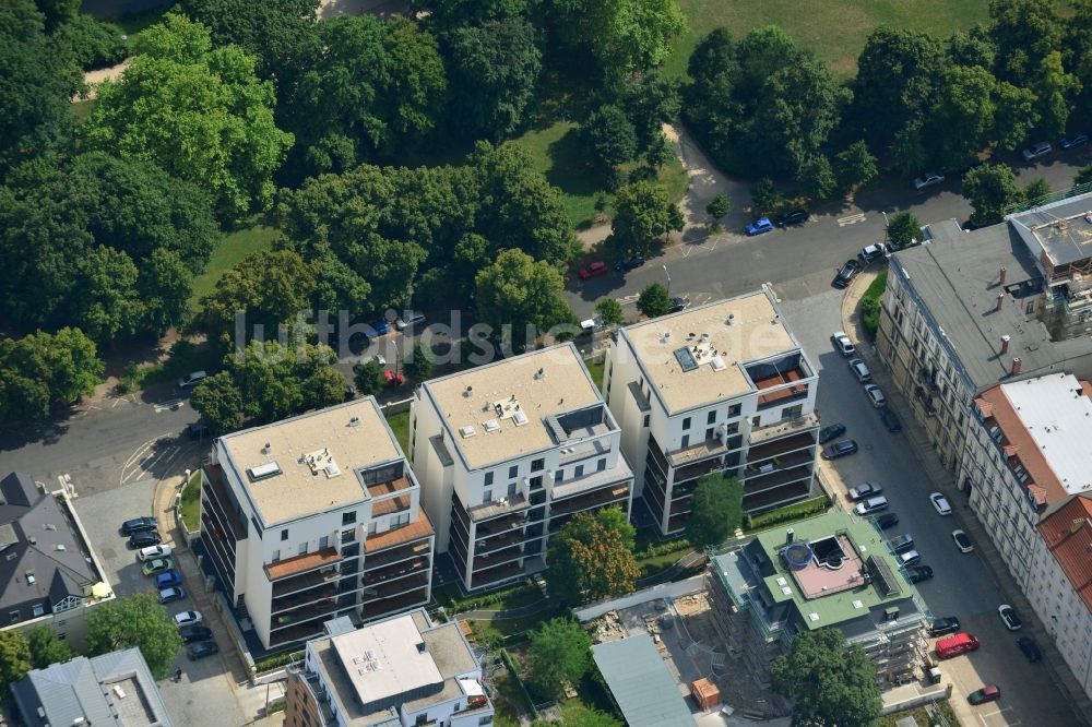 Luftaufnahme Leipzig - Neubau- Wohnanlage mit modernen Stadthäusern und Mehrfamilienhäusern am Clara-Zetkin-Park in Leipzig im Bundesland Sachsen