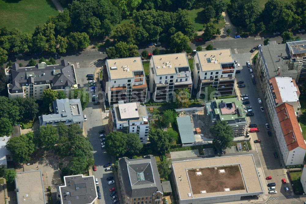 Leipzig von oben - Neubau- Wohnanlage mit modernen Stadthäusern und Mehrfamilienhäusern am Clara-Zetkin-Park in Leipzig im Bundesland Sachsen