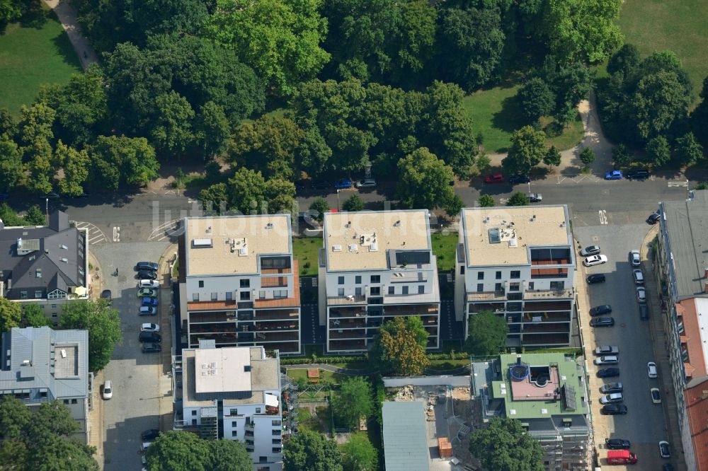 Leipzig aus der Vogelperspektive: Neubau- Wohnanlage mit modernen Stadthäusern und Mehrfamilienhäusern am Clara-Zetkin-Park in Leipzig im Bundesland Sachsen