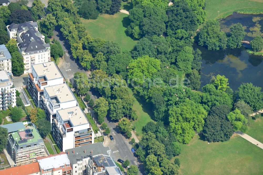 Luftaufnahme Leipzig - Neubau- Wohnanlage mit modernen Stadthäusern und Mehrfamilienhäusern am Clara-Zetkin-Park in Leipzig im Bundesland Sachsen