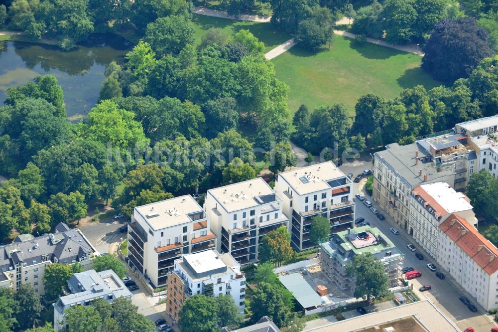 Leipzig von oben - Neubau- Wohnanlage mit modernen Stadthäusern und Mehrfamilienhäusern am Clara-Zetkin-Park in Leipzig im Bundesland Sachsen