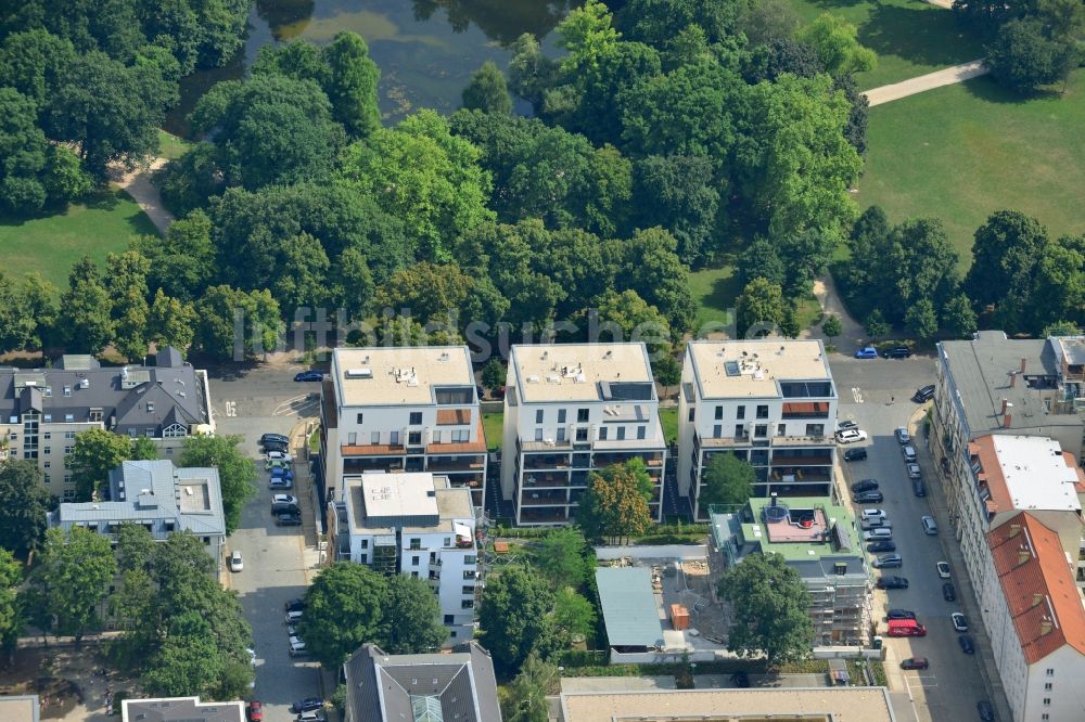 Leipzig aus der Vogelperspektive: Neubau- Wohnanlage mit modernen Stadthäusern und Mehrfamilienhäusern am Clara-Zetkin-Park in Leipzig im Bundesland Sachsen