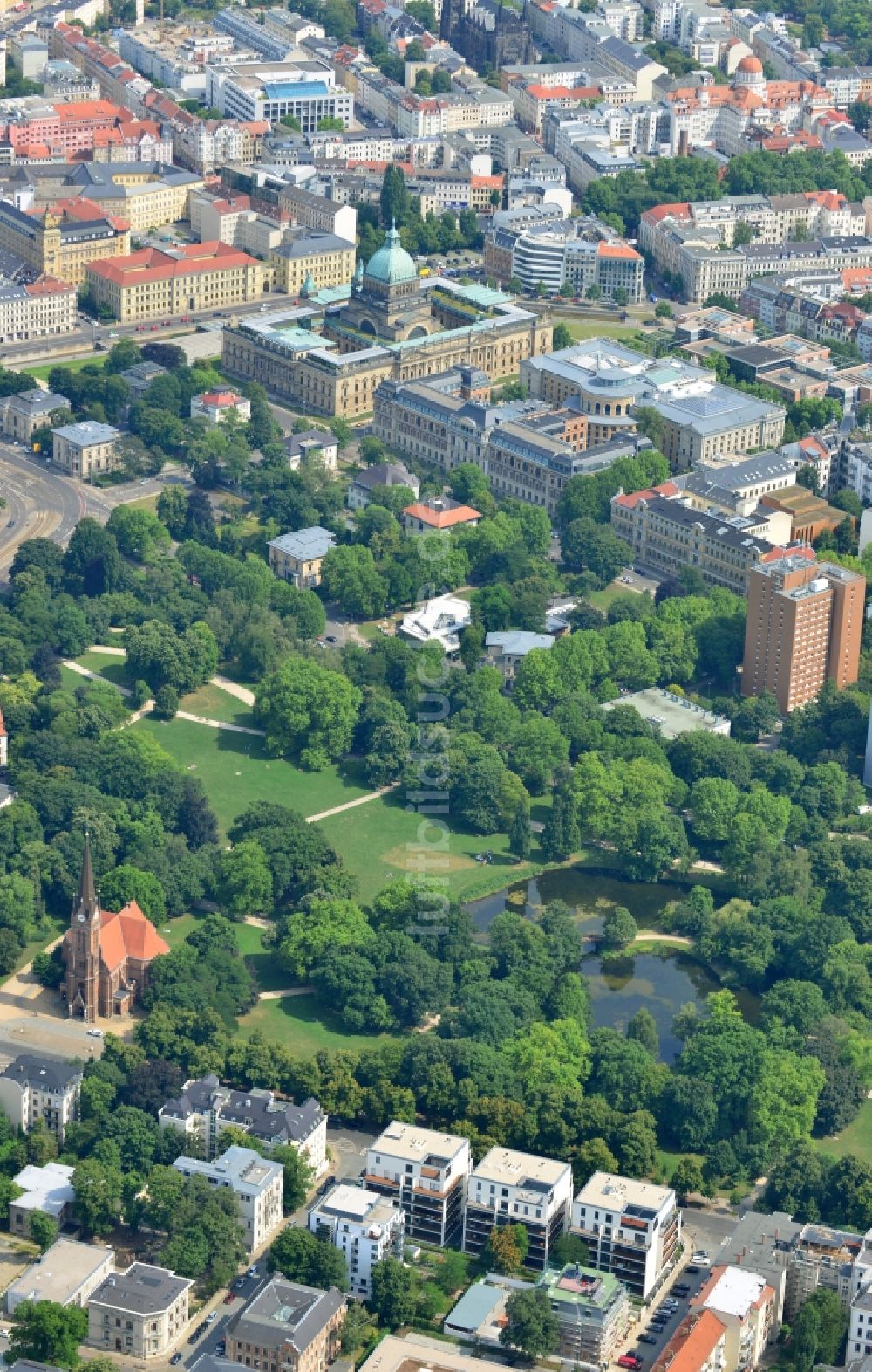 Luftaufnahme Leipzig - Neubau- Wohnanlage mit modernen Stadthäusern und Mehrfamilienhäusern am Clara-Zetkin-Park in Leipzig im Bundesland Sachsen