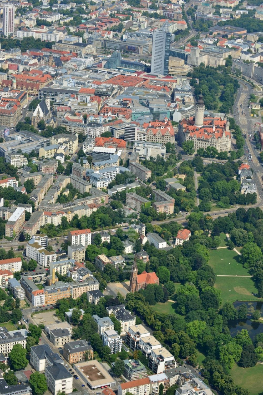 Leipzig von oben - Neubau- Wohnanlage mit modernen Stadthäusern und Mehrfamilienhäusern am Clara-Zetkin-Park in Leipzig im Bundesland Sachsen