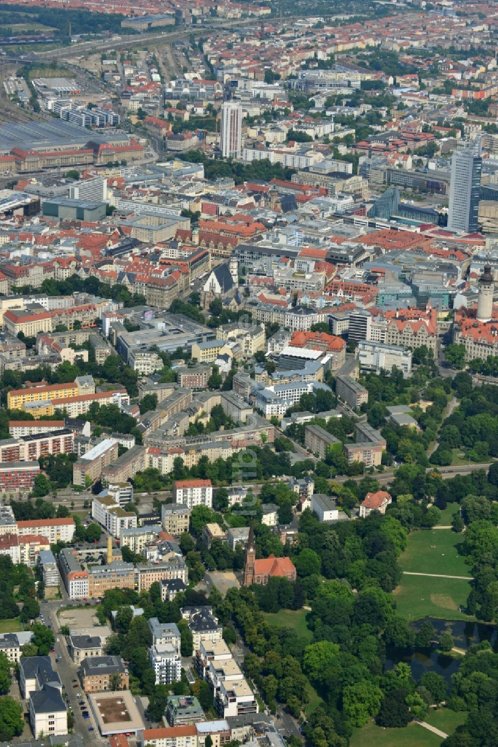 Leipzig aus der Vogelperspektive: Neubau- Wohnanlage mit modernen Stadthäusern und Mehrfamilienhäusern am Clara-Zetkin-Park in Leipzig im Bundesland Sachsen