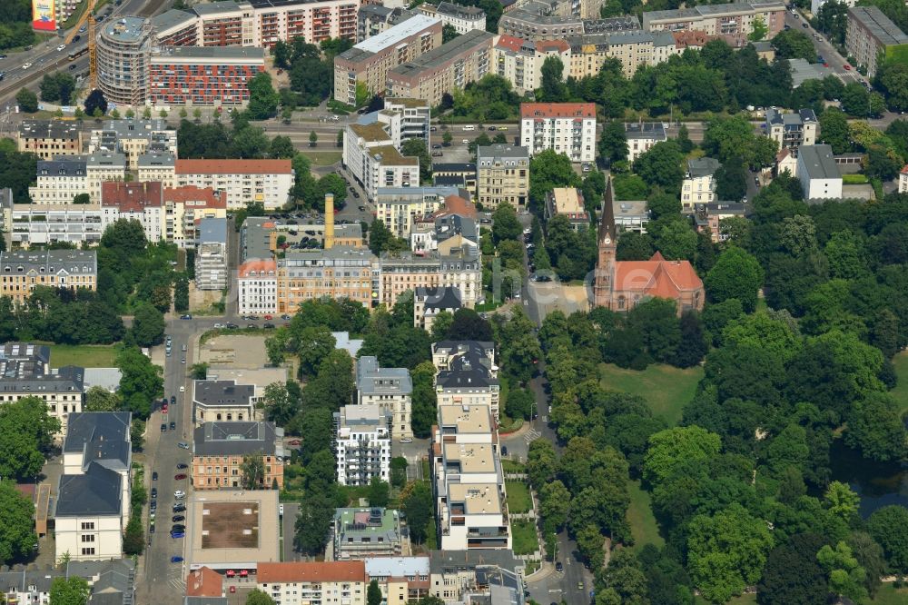 Luftbild Leipzig - Neubau- Wohnanlage mit modernen Stadthäusern und Mehrfamilienhäusern am Clara-Zetkin-Park in Leipzig im Bundesland Sachsen