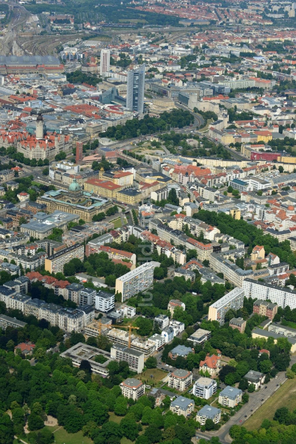 Luftaufnahme Leipzig - Neubau- Wohnanlage mit modernen Stadthäusern und Mehrfamilienhäusern am Clara-Zetkin-Park in Leipzig im Bundesland Sachsen