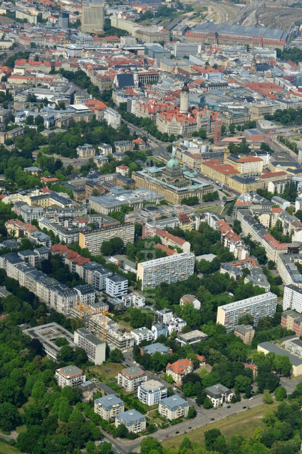 Leipzig von oben - Neubau- Wohnanlage mit modernen Stadthäusern und Mehrfamilienhäusern am Clara-Zetkin-Park in Leipzig im Bundesland Sachsen