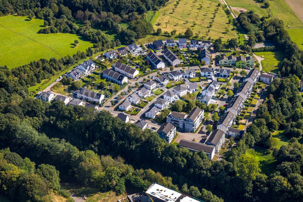 Schwelm aus der Vogelperspektive: Neubau- Wohngebiet mit Einfamilien- und Mehrfamilien- Häusern Am Brunnenhof im Norden von Schwelm im Bundesland Nordrhein-Westfalen