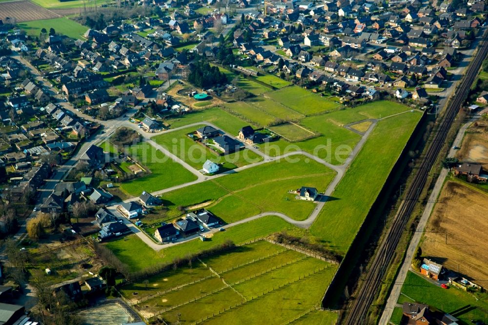 Millingen aus der Vogelperspektive: Neubau- Wohngebiet einer Einfamilienhaus- Siedlung an der Hurler Straße und der Betuwe- Bahnlinie in Millingen im Bundesland Nordrhein-Westfalen