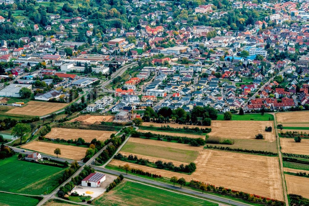 Ettenheim aus der Vogelperspektive: Neubau- Wohngebiet in Ettenheim West mit Bundesstrasse 3 im Vordergrund in Ettenheim im Bundesland Baden-Württemberg, Deutschland