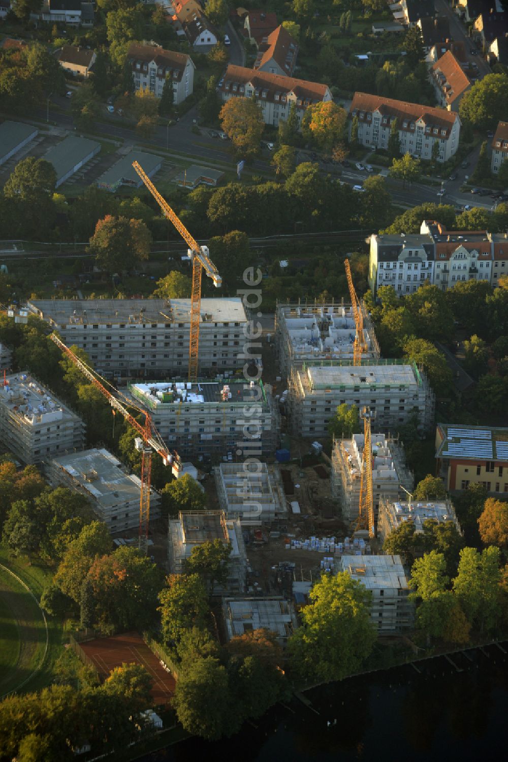 Berlin von oben - Neubau Wohngebiet einer Mehrfamilienhaussiedlung am Ufer- und Flußverlauf der Spree im Ortsteil Schöneweide in Berlin, Deutschland