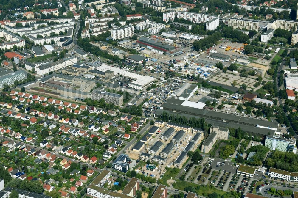 Berlin aus der Vogelperspektive: Neubau- Wohngebiet einer Reihenhaus- Siedlung Arendscarree an der Arendstraße Ecke Lichtenauer Straße - Schleizer Straße im Ortsteil Hohenschönhausen in Berlin, Deutschland