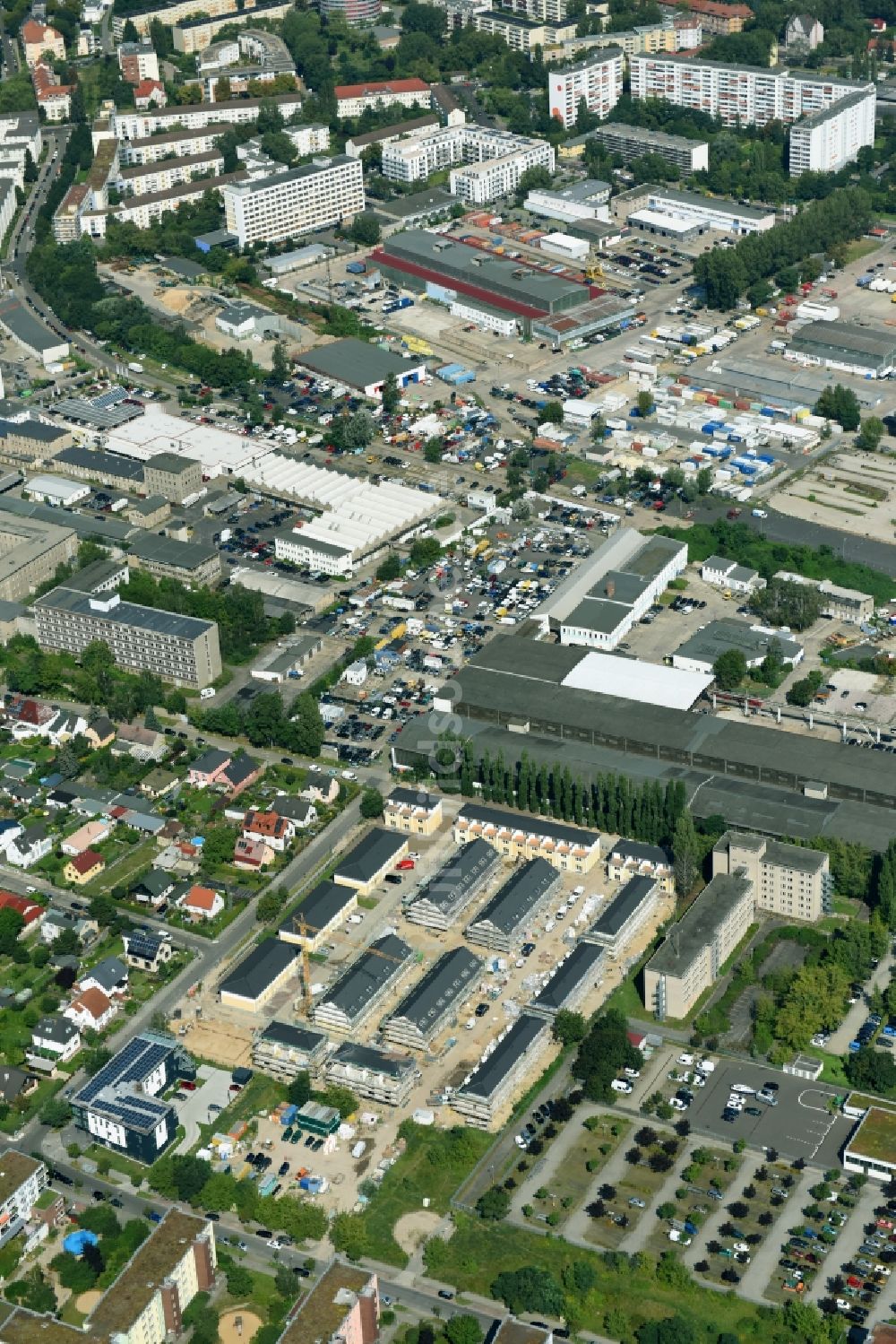 Luftaufnahme Berlin - Neubau- Wohngebiet einer Reihenhaus- Siedlung Arendscarree an der Arendstraße Ecke Lichtenauer Straße - Schleizer Straße im Ortsteil Hohenschönhausen in Berlin, Deutschland