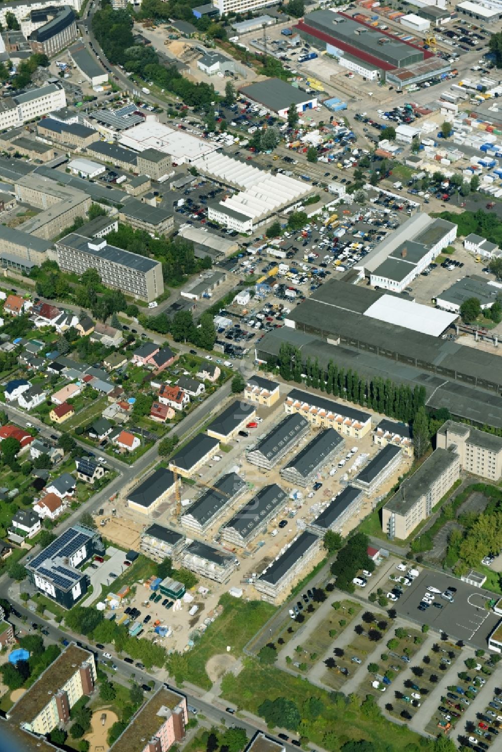 Berlin von oben - Neubau- Wohngebiet einer Reihenhaus- Siedlung Arendscarree an der Arendstraße Ecke Lichtenauer Straße - Schleizer Straße im Ortsteil Hohenschönhausen in Berlin, Deutschland