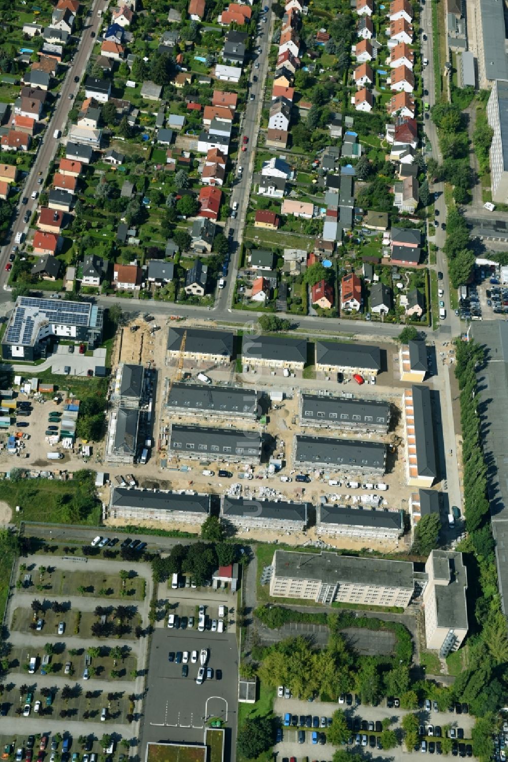 Luftbild Berlin - Neubau- Wohngebiet einer Reihenhaus- Siedlung Arendscarree an der Arendstraße Ecke Lichtenauer Straße - Schleizer Straße im Ortsteil Hohenschönhausen in Berlin, Deutschland