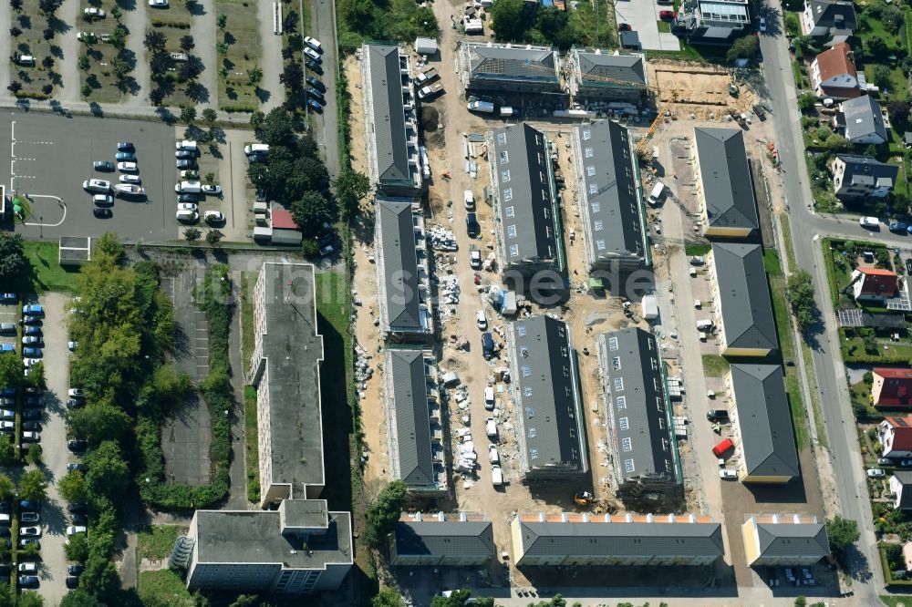 Luftaufnahme Berlin - Neubau- Wohngebiet einer Reihenhaus- Siedlung Arendscarree an der Arendstraße Ecke Lichtenauer Straße - Schleizer Straße im Ortsteil Hohenschönhausen in Berlin, Deutschland