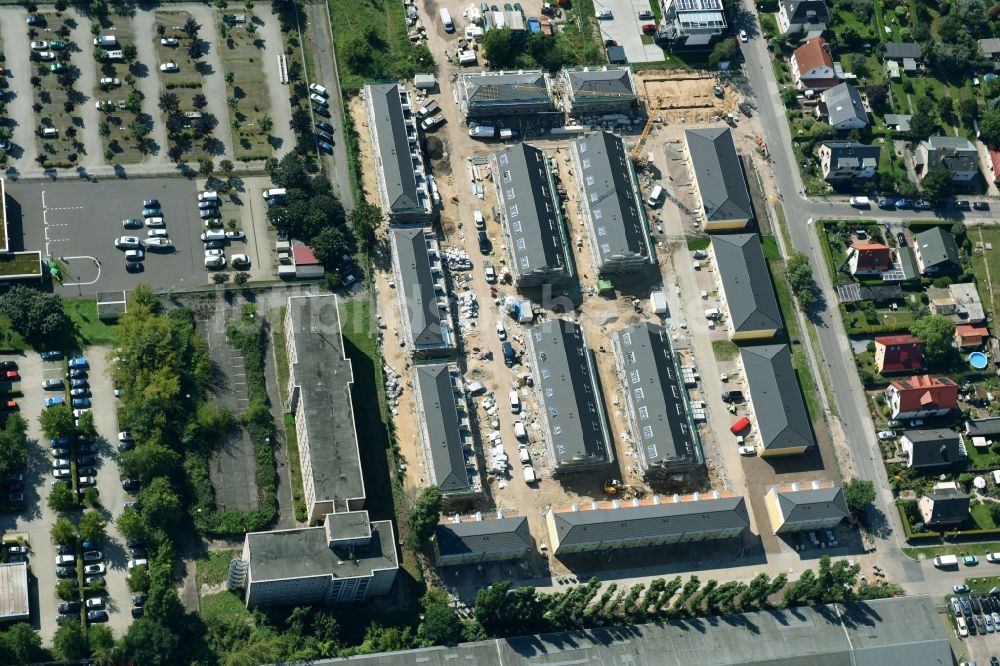 Berlin von oben - Neubau- Wohngebiet einer Reihenhaus- Siedlung Arendscarree an der Arendstraße Ecke Lichtenauer Straße - Schleizer Straße im Ortsteil Hohenschönhausen in Berlin, Deutschland