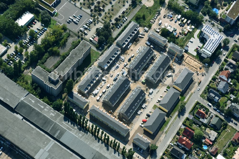 Berlin aus der Vogelperspektive: Neubau- Wohngebiet einer Reihenhaus- Siedlung Arendscarree an der Arendstraße Ecke Lichtenauer Straße - Schleizer Straße im Ortsteil Hohenschönhausen in Berlin, Deutschland