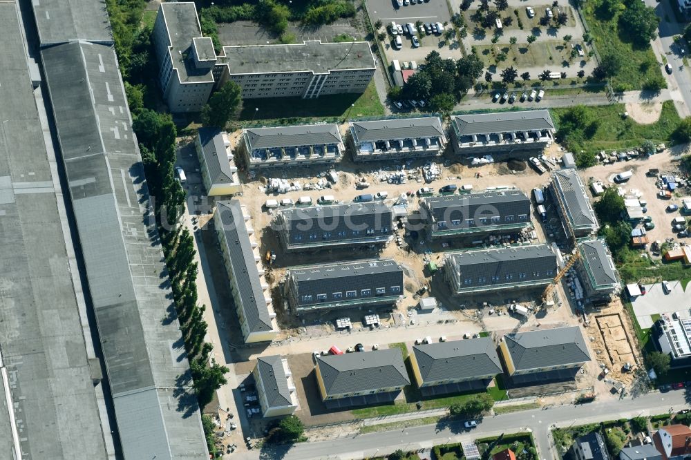 Luftaufnahme Berlin - Neubau- Wohngebiet einer Reihenhaus- Siedlung Arendscarree an der Arendstraße Ecke Lichtenauer Straße - Schleizer Straße im Ortsteil Hohenschönhausen in Berlin, Deutschland