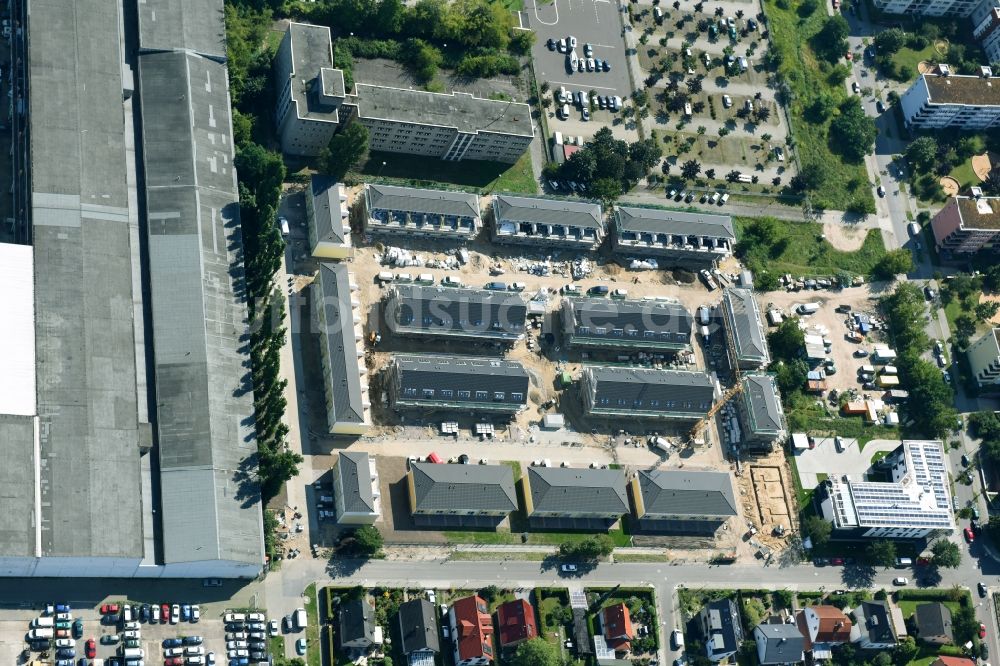 Berlin von oben - Neubau- Wohngebiet einer Reihenhaus- Siedlung Arendscarree an der Arendstraße Ecke Lichtenauer Straße - Schleizer Straße im Ortsteil Hohenschönhausen in Berlin, Deutschland