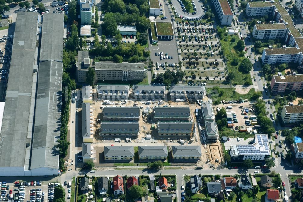 Berlin aus der Vogelperspektive: Neubau- Wohngebiet einer Reihenhaus- Siedlung Arendscarree an der Arendstraße Ecke Lichtenauer Straße - Schleizer Straße im Ortsteil Hohenschönhausen in Berlin, Deutschland