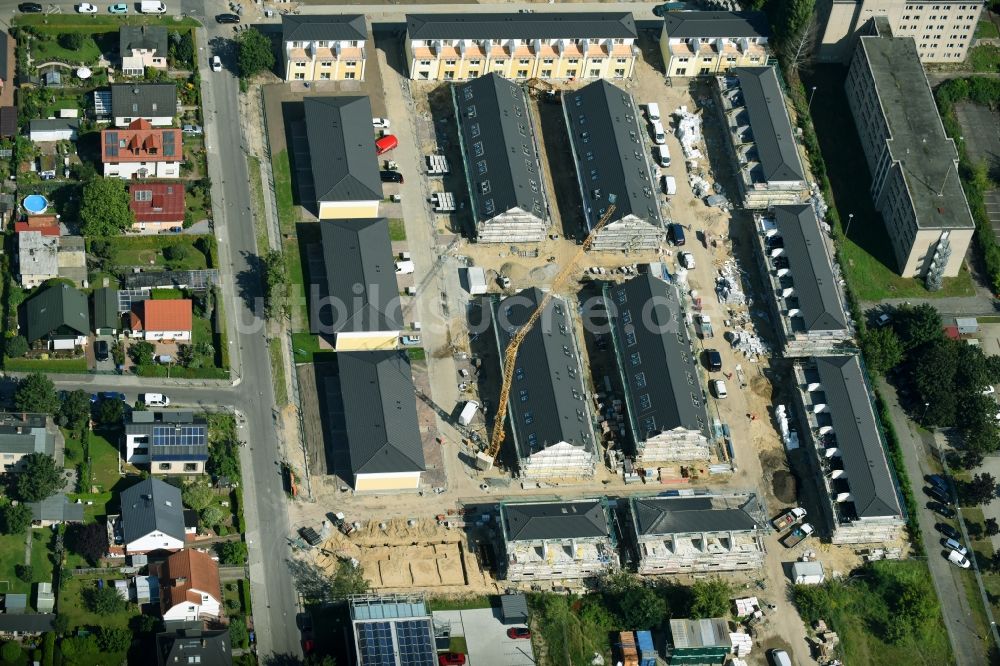 Luftbild Berlin - Neubau- Wohngebiet einer Reihenhaus- Siedlung Arendscarree an der Arendstraße Ecke Lichtenauer Straße - Schleizer Straße im Ortsteil Hohenschönhausen in Berlin, Deutschland