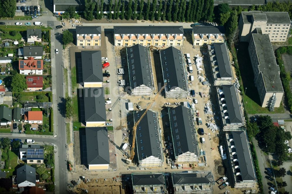 Luftaufnahme Berlin - Neubau- Wohngebiet einer Reihenhaus- Siedlung Arendscarree an der Arendstraße Ecke Lichtenauer Straße - Schleizer Straße im Ortsteil Hohenschönhausen in Berlin, Deutschland