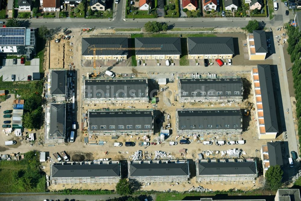 Berlin aus der Vogelperspektive: Neubau- Wohngebiet einer Reihenhaus- Siedlung Arendscarree an der Arendstraße Ecke Lichtenauer Straße - Schleizer Straße im Ortsteil Hohenschönhausen in Berlin, Deutschland