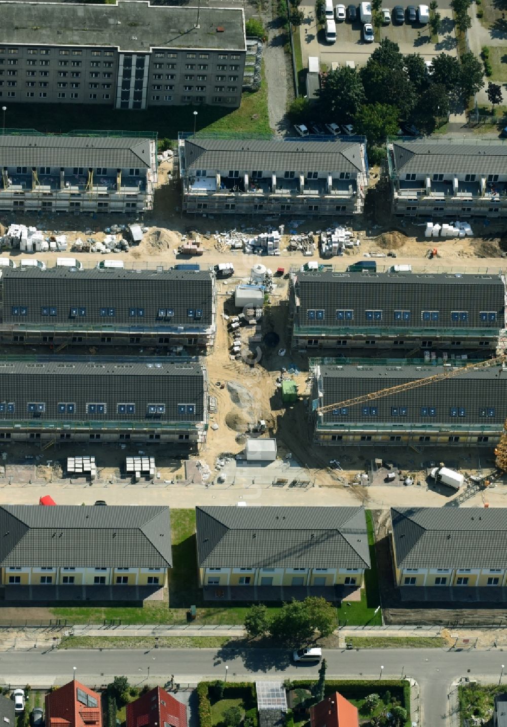 Berlin von oben - Neubau- Wohngebiet einer Reihenhaus- Siedlung Arendscarree an der Arendstraße Ecke Lichtenauer Straße - Schleizer Straße im Ortsteil Hohenschönhausen in Berlin, Deutschland