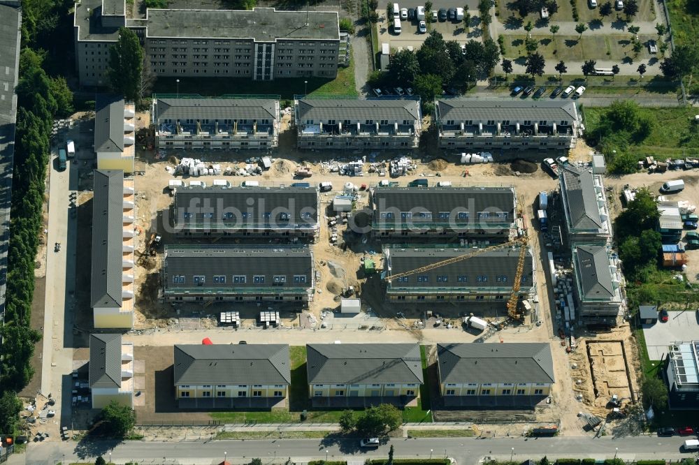 Berlin aus der Vogelperspektive: Neubau- Wohngebiet einer Reihenhaus- Siedlung Arendscarree an der Arendstraße Ecke Lichtenauer Straße - Schleizer Straße im Ortsteil Hohenschönhausen in Berlin, Deutschland