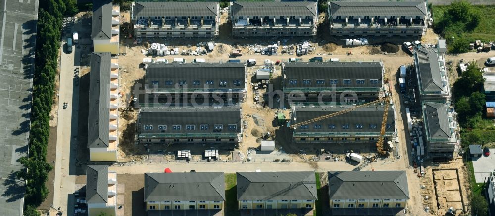 Luftbild Berlin - Neubau- Wohngebiet einer Reihenhaus- Siedlung Arendscarree an der Arendstraße Ecke Lichtenauer Straße - Schleizer Straße im Ortsteil Hohenschönhausen in Berlin, Deutschland