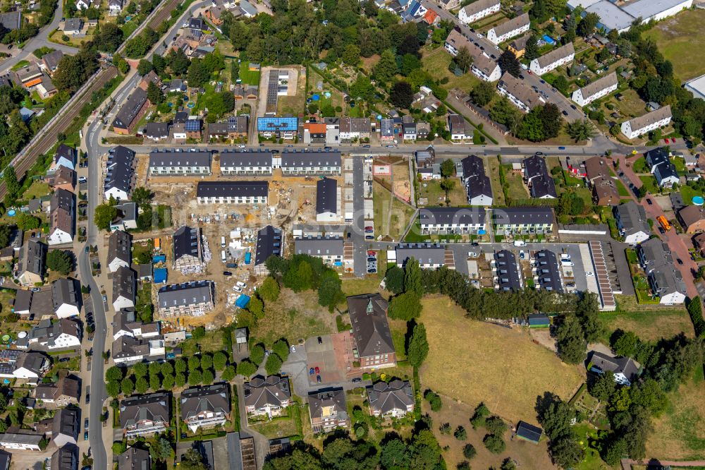 Bottrop von oben - Neubau- Wohngebiet einer Reihenhaus- Siedlung der Deutsche Reihenhaus AG in Bottrop im Bundesland Nordrhein-Westfalen, Deutschland