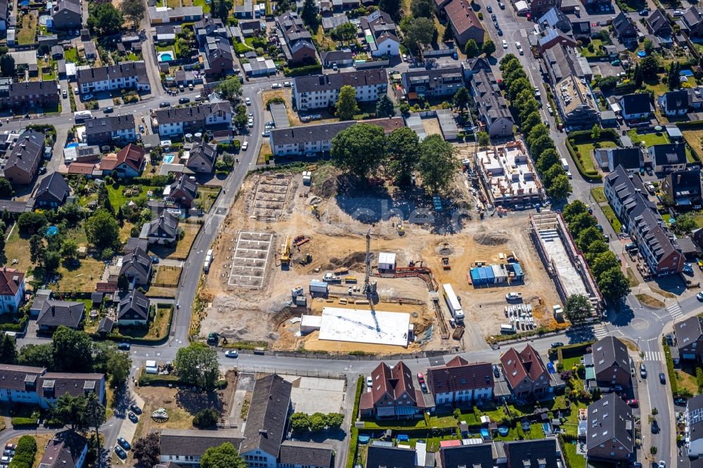 Moers aus der Vogelperspektive: Neubau- Wohngebiet einer Reihenhaus- Siedlung mit Kindertagesstätte zwischen Dieselstraße - Germendonks Kamp - Taubenstraße in Moers im Bundesland Nordrhein-Westfalen, Deutschland