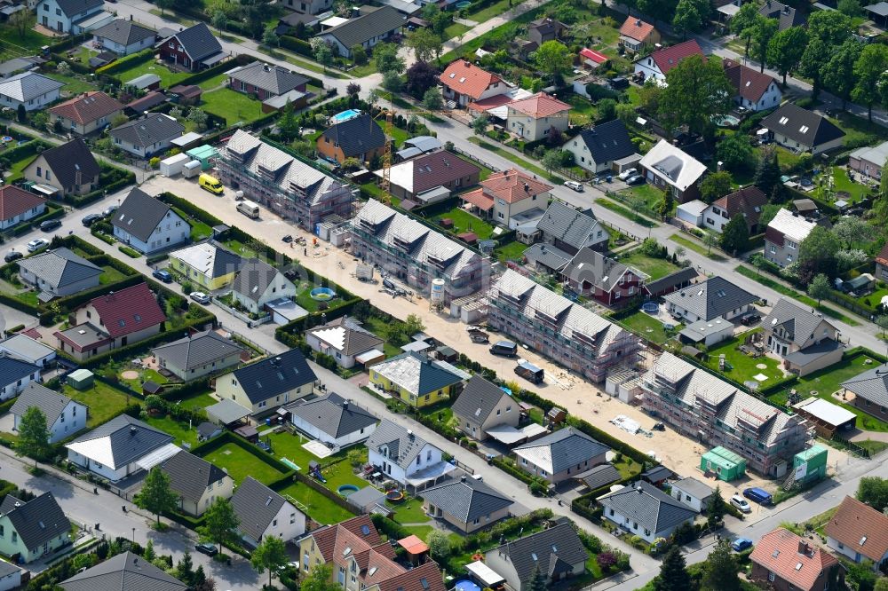 Bernau aus der Vogelperspektive: Neubau- Wohngebiet einer Reihenhaus- Siedlung Mittelstraße - Wuhlestraße - Hans-Sachs-Straße in Bernau im Bundesland Brandenburg, Deutschland