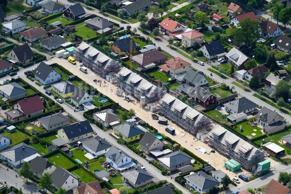 Luftbild Bernau - Neubau- Wohngebiet einer Reihenhaus- Siedlung Mittelstraße - Wuhlestraße - Hans-Sachs-Straße in Bernau im Bundesland Brandenburg, Deutschland