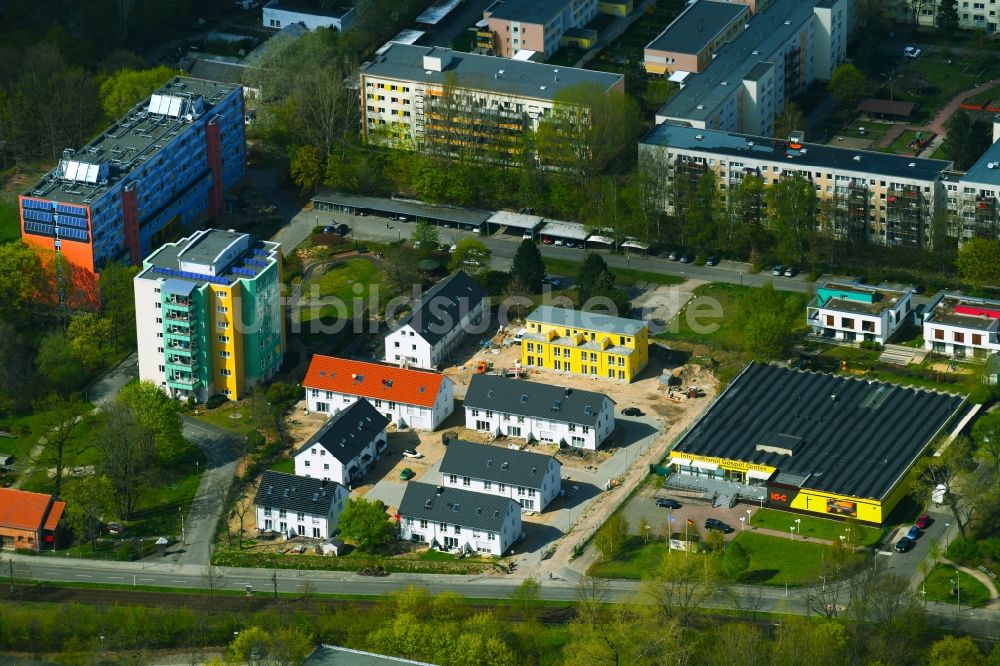 Berlin von oben - Neubau- Wohngebiet einer Reihenhaus- Siedlung der NEWE-Massivhaus GmbH an der Allee der Kosmonauten in Berlin, Deutschland