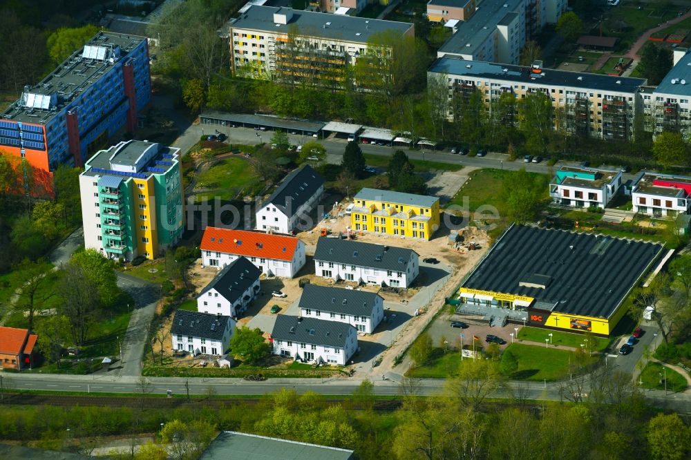 Berlin aus der Vogelperspektive: Neubau- Wohngebiet einer Reihenhaus- Siedlung der NEWE-Massivhaus GmbH an der Allee der Kosmonauten in Berlin, Deutschland