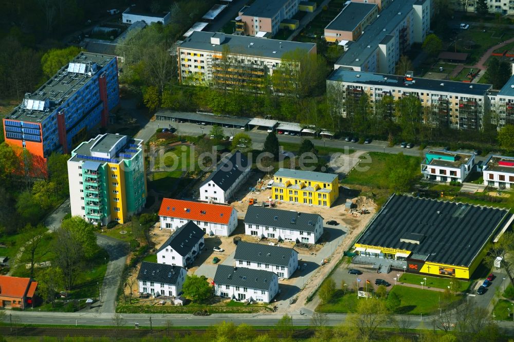 Luftbild Berlin - Neubau- Wohngebiet einer Reihenhaus- Siedlung der NEWE-Massivhaus GmbH an der Allee der Kosmonauten in Berlin, Deutschland