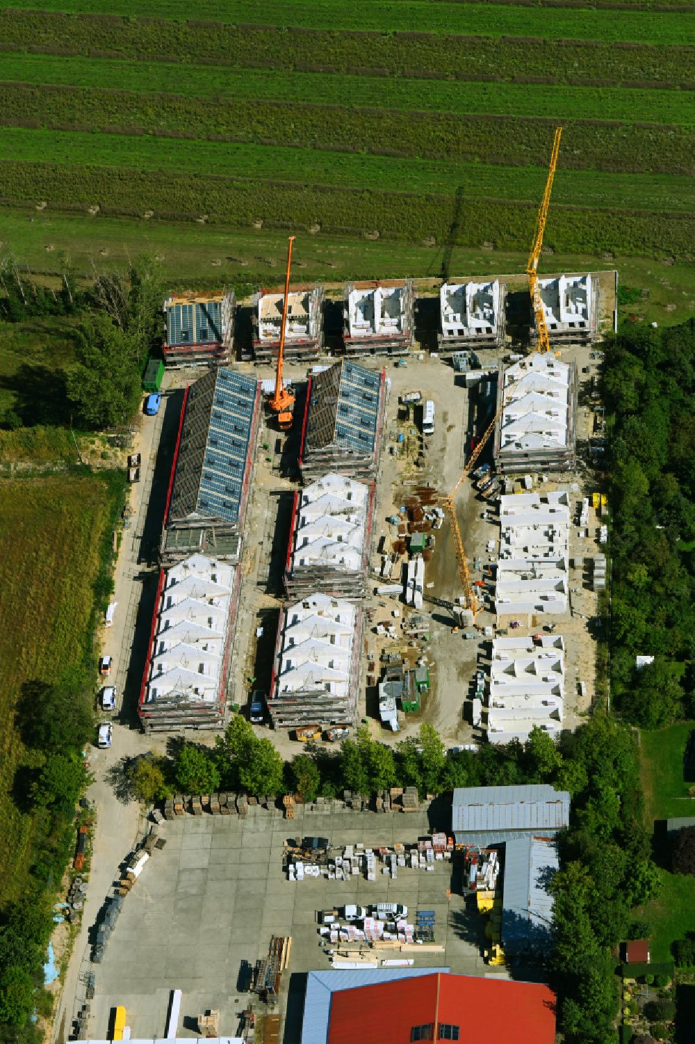 Berlin aus der Vogelperspektive: Neubau- Wohngebiet einer Reihenhaus- Siedlung im Ortsteil Mahlsdorf in Berlin, Deutschland